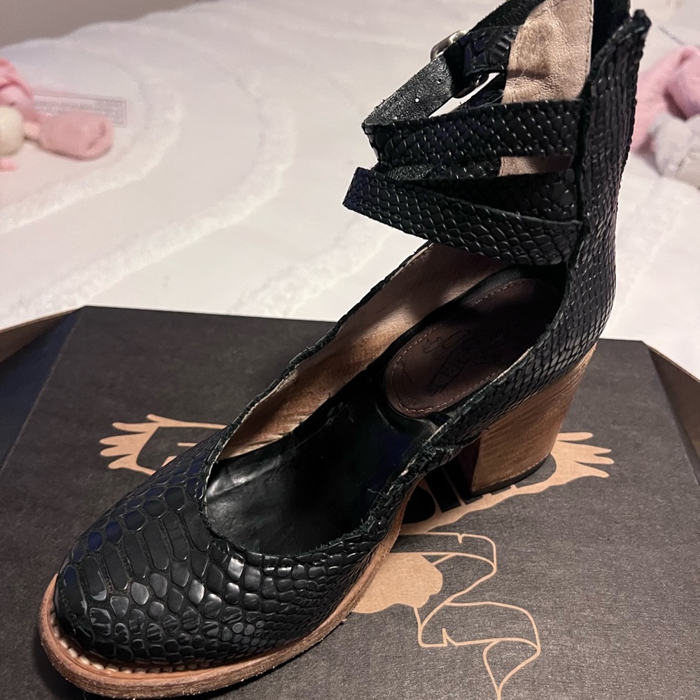 Freebird RANDI Snake Heels - Picture 8 of 9